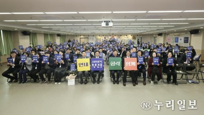 조용익 부천시장과 참석자들이 ‘기부의 날’ 기념행사 촬영을 하고 있다.