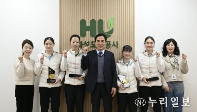 국제대회와 전국대회에서 입상한 화성도시공사 탁구단 선수들과 HU공사 한병홍 사장이 메달과 상패를 들고 기념촬영을 하고 있다.