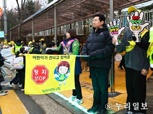 이상일 용인특례시장은 16일 기흥구 중일초에서 등굣길 교통지도 봉사와 함께 통학로 안전을 점검했다