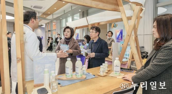 과천시 2025 창업 네트워킹 데이에서 신계용 고천시장과 관계자들이 참여 업체 부스에서 설명을 듣고 있다