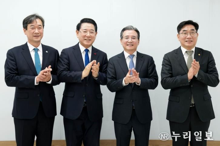 김영록 전라남도지사 17일 광주에서 대통령실 김용범 정책실장 주재로 열린 ‘전남 통합대학교 국립의과대학 신설 추진 간담회’에서 송하철 국립목포대학교 총장, 이병운 국립순천대학교 총장 등 참석자들과 기념촬영을 하고 있다.