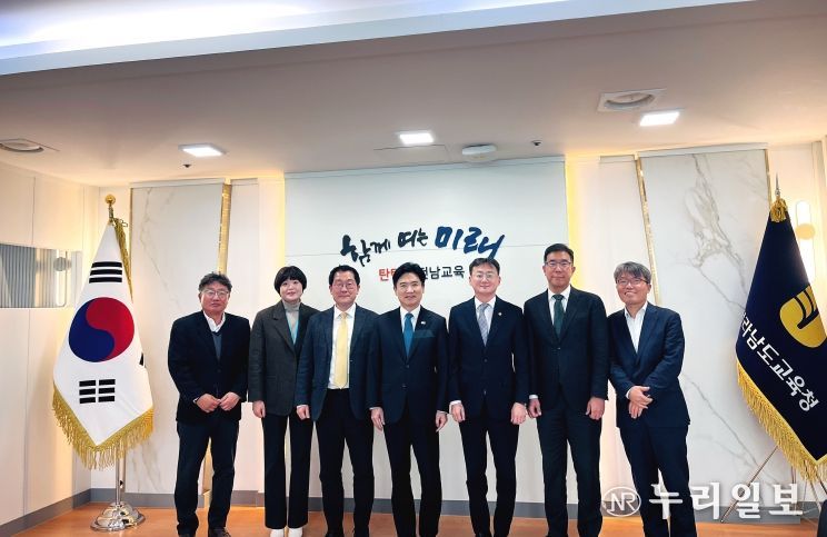 전남교육청 관계자들과 국회입법조사처 방문단이 직업계고 외국인 유학생 운영 현황 점검 및 제도 개선 방안을 논의하고 있다.