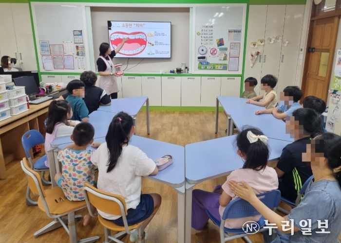 동부보건소 소속 치과위생사가 특수학급 교실을 방문해 학생 눈높이에 맞춘 구강보건교육을 진행하고 있다