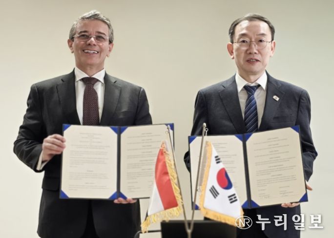 이명구 관세청장(오른쪽)이 아흐메드 아마위 로빈 이집트 관세청장과 18일(현지 시각) 양해각서(MOU)를 체결한 뒤 기념 촬영하고 있다.