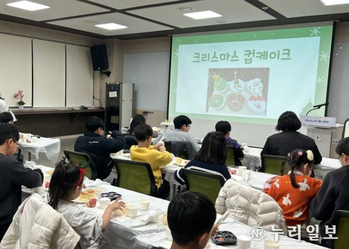 지난 23일 평생학습원에서 크리스마스 컵케이크 만들기 '원데이 클래스'를 진행하고 있다.