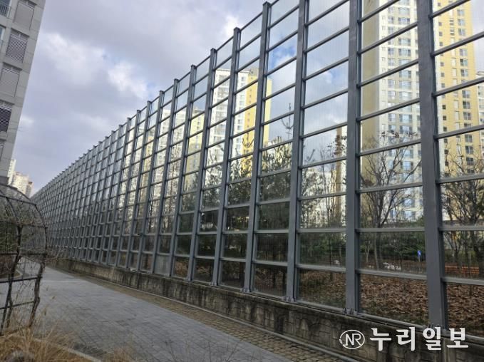 조류 충돌 방지 테이프가 부착된 영통아이파크캐슬1단지 방음벽