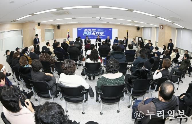 부천시가 24일 오정구청에서 ‘틈만나면, 현장속으로’를 열고 경인고속도로변 소규모주택정비사업부지 방음벽 설치 관련 시민 의견을 듣는 자리를 마련했다.