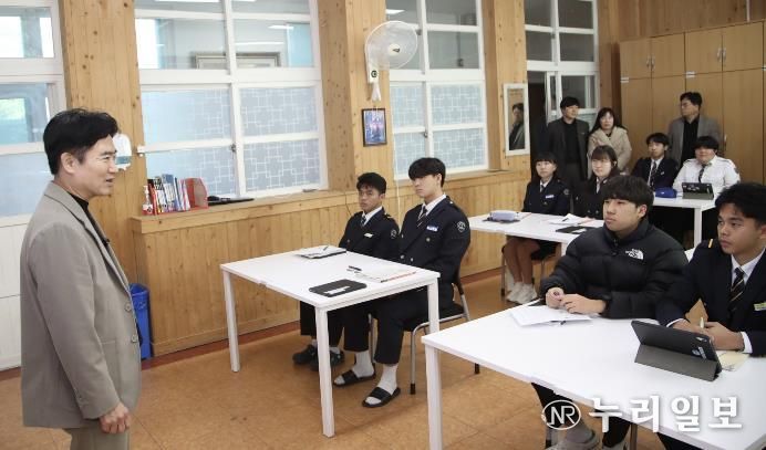 김대중 전라남도교육감이 30일 완도수산고등학교를 찾아 학생들에게 격려의 말을 전하고 있다.