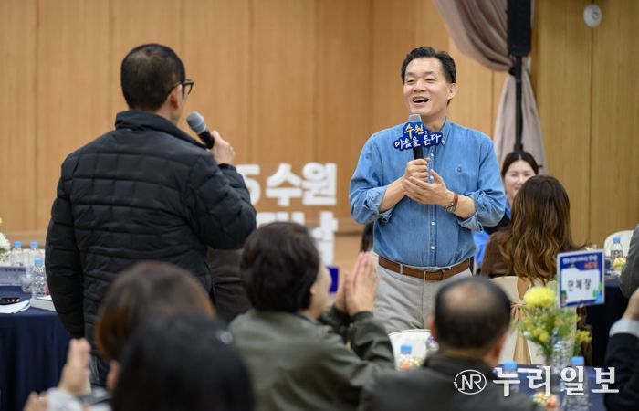 새빛만남에서 시민의 이야기를 듣고 있는 이재준 수원시장.