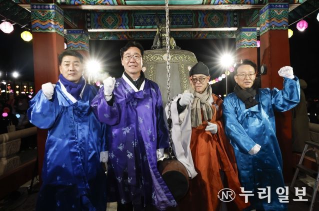 정명근 화성특례시장이 성효스님(용주사 주지), 배정수 화성특례시의회의장, 권칠승 국회의원과 함께 기념촬영을 하고 있다.