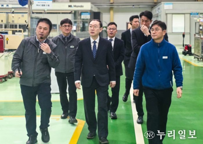 이명구 관세청장(가운데)이 5일 중국 북경에 위치한 HL만도 현지 공장을 방문하여 업체의 애로사항 등을 청취한 뒤 공장을 둘러보고 있다.