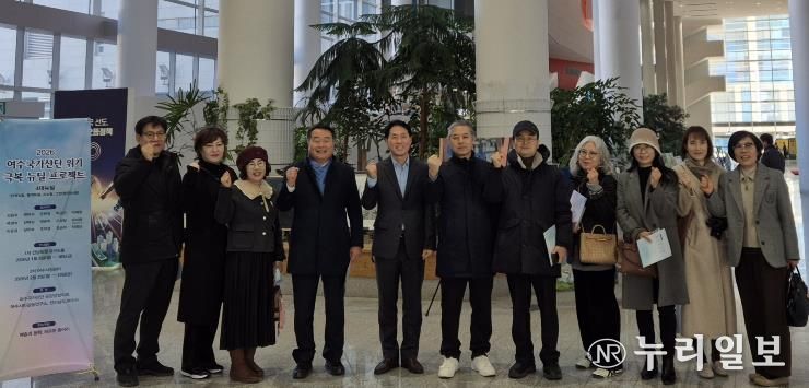 최무경 전남도의원, 여수국가산단 위기 극복 염원 담은 미술 전시회 참석