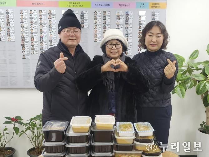 인창동 행정복지센터에서 유정희 회장과 밑반찬 전달식을 진행하고 있다.