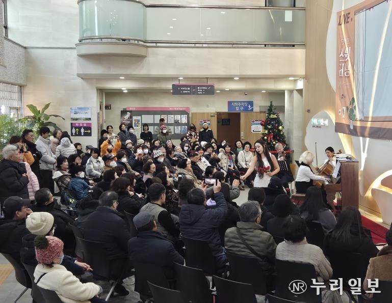 평택시 평생학습센터 로비가 '열린 문화 공연장'으로…