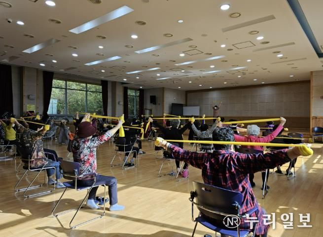 과천시 보건소가 어르신들을 대상으로 진행하는 '노인건강교실' 모습