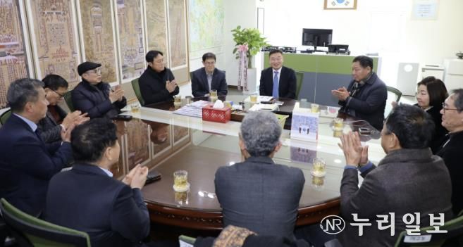 황규돈 신임 수원시 팔달구청장, 동 주민자치회장과 소통으로 하나되다