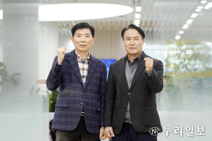 박도신 갈등조정관(왼쪽)과 김원규 특이민원대응전문관이 새빛민원실 앞에서 함께하고 있다.