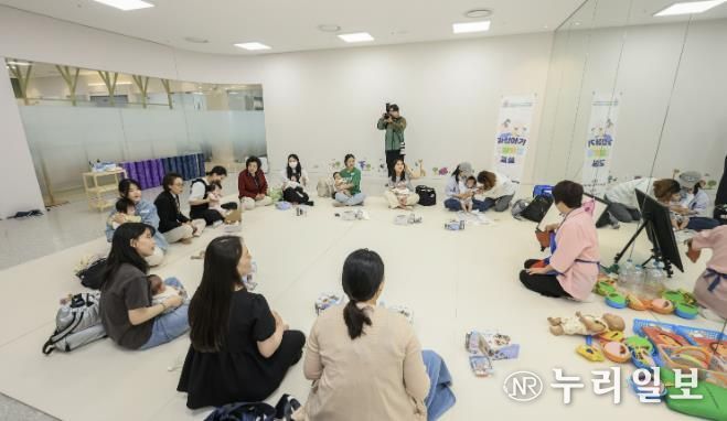 과천시 보건소에서 운영하는 과천아기 오감발달 교실에 참여한 시민들 모습