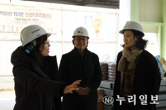 이진희 관세청 통관국장(오른쪽)이 9일 서울세관 국제이사화물 통관센터를 방문해 통관현장을 점검하고 있다