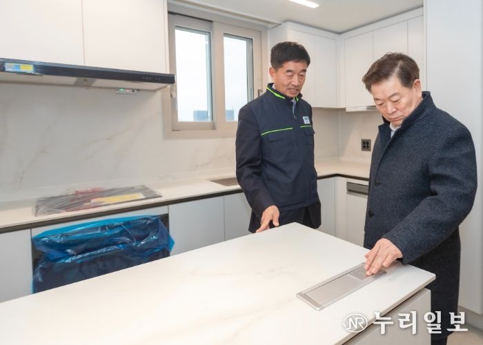 박승원 광명시장이 9일 입주를 앞둔 철산주공10·11단지 주택재건축 정비사업 현장 '철산자이브리에르'를 찾아 준공 전 품질을 점검하고 있다.