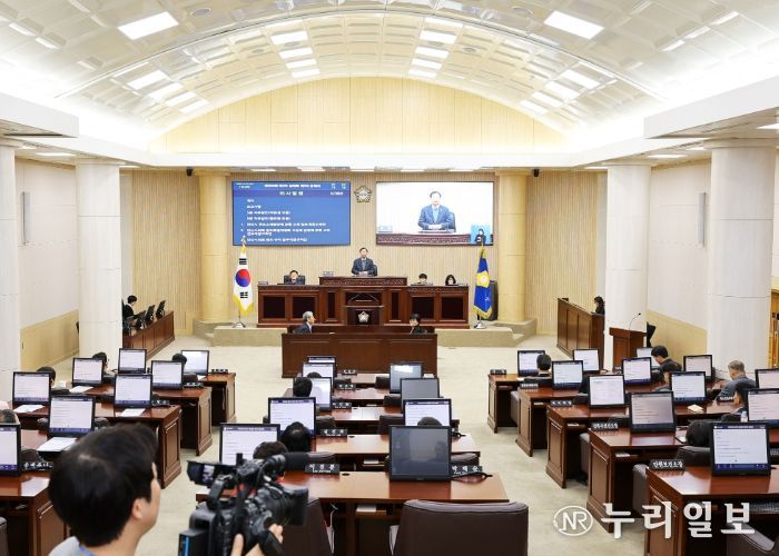 의회는 오는 6월 끝나는 9대 의회가 유종의 미를 거두고 새롭게 출범하는 10대 의회가 원활히 운영될 수 있도록 만반의 노력을 기울이겠다고 밝혔다. 사진은 지난해 12월 18일에 열렸던 제300회 제2차 정례회 제3차 본회의 중 한 장면.