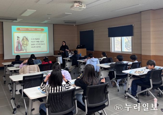 ‘경계를 넘는 독서 교실–책 속 역사 탐험대’ 프로그램