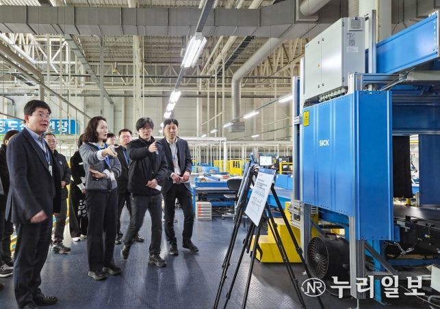 이진희 관세청 통관국장(왼쪽에서 두번째)이 15일 인천공항 국제우편물류센터를 방문하여 국제우편 통관 현황을 점검하고 있다.