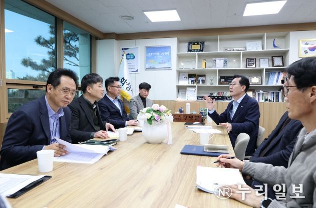 23일 진행된 행정안전부 주관 2026년 재난관리평가 현장평가에서 정명근 화성특례시장이 평가단과 인터뷰를 하고 있다.