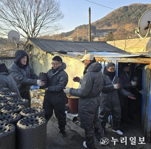 수기사 기갑수색대대, 가평 조종면에 연탄 1,004장 전달