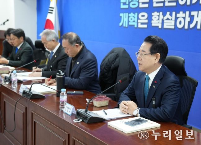 김영록 전라남도지사가 27일 서울 국회의원회관에서 열린 광주·전남 행정통합 특별법 검토 제4차 간담회에서 지역 국회의원들과 특별법에 대해 논의하고 있다.