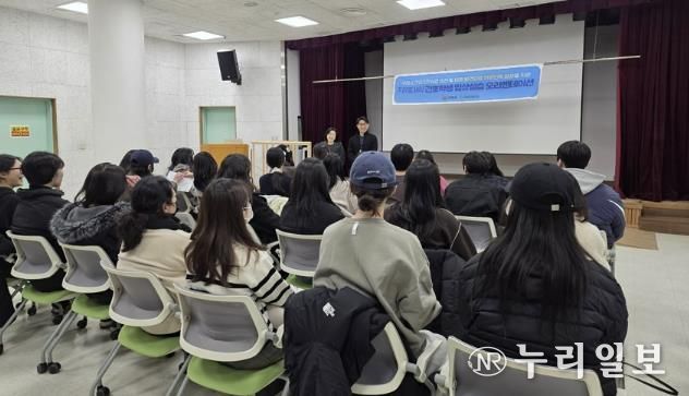 구리시보건소에서 간호학과 학생들을 대상으로 실습 오리엔테이션을 진행하고 있다.