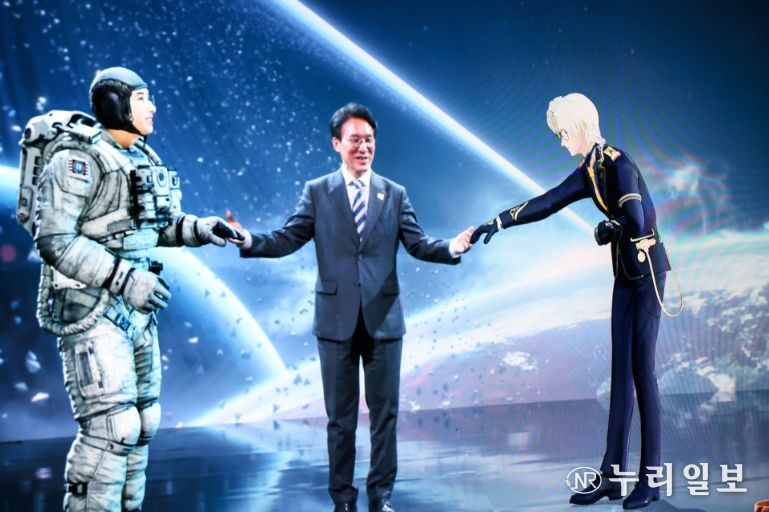 김민석 국무총리가 4일 문화콘텐츠 현장 방문의 일환으로 경기도 성남시 분당구 네이버 1784를 방문, 시설을 둘러보고 현장 간담회를 주재하고 있다.