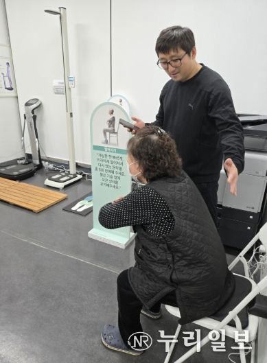 노쇠 검사 서비스를 받고 있는 어르신