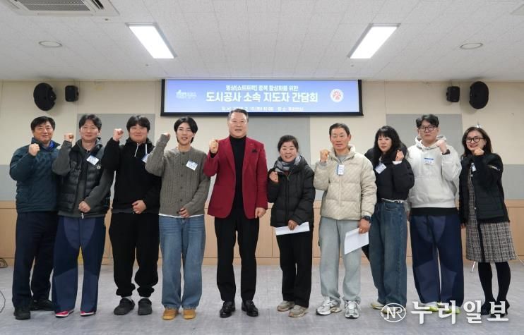 좌부터 노치일 사업본부장, 임성철, 유석랑, 천윤성 지도자, 전갑수 체육회장, 정명희, 조영주, 나은화, 이승환 지도자, 홍은부 전문체육부장