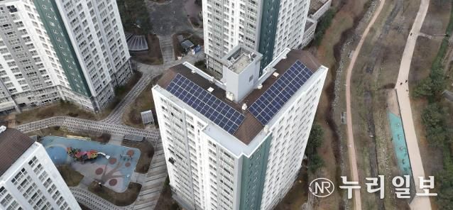 수원시 최초로 ‘아파트 알이(RE)100 옥상형 태양광 시범사업’을 추진된 와이시티아파트 전경.