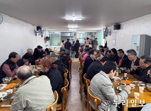 수원시 권선구 세류2동 새터경로당, 설 명절 맞아 따뜻한 떡국 나눔