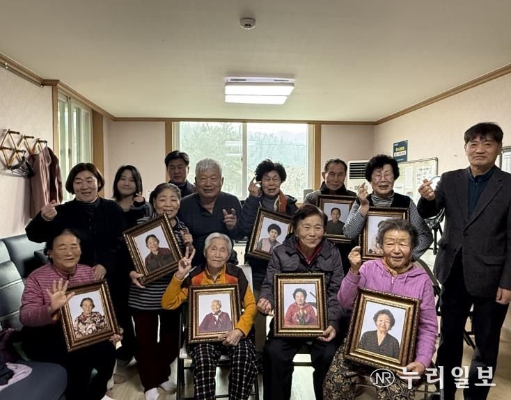 연천군 학교 밖 청소년 지원센터, 어르신 위한 ‘장수사진 전달식’ 개최