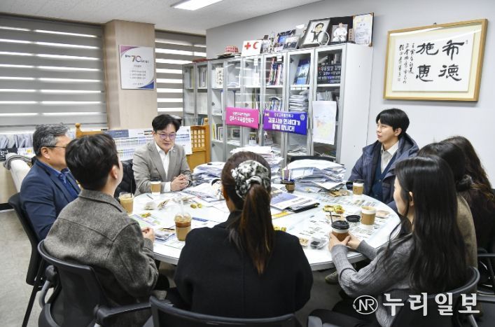 김병수 김포시장이 ‘청렴 팝업 카페’에서 직원들과 자유로운 분위기 속에서 대화를 나누고 있다.