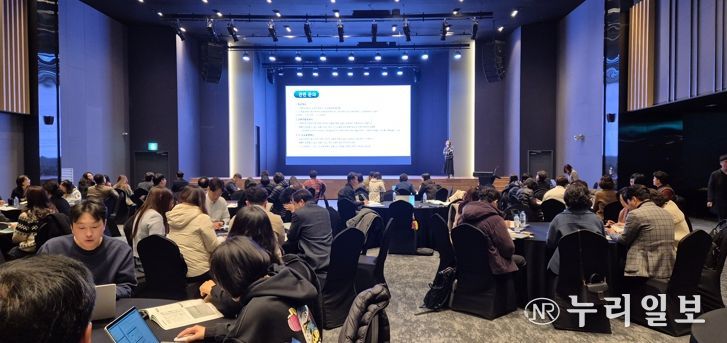 12일 신안에서 ‘2026 민주생활교육과 주요 사업 설명회’가 진행되고 있다.