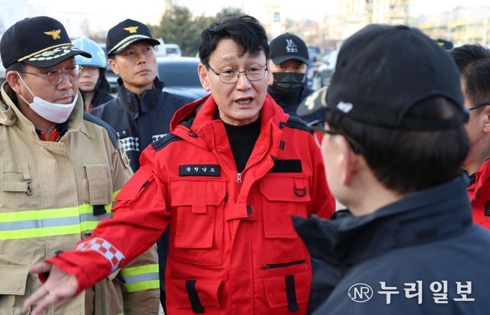 21일 서산시 대산읍 산불 대응 현장 지휘본부에서 홍종완 충남도 행정부지사가 소방 관계자들과 산불 진화 및 확산 방지 대책을 논의하고 있다.