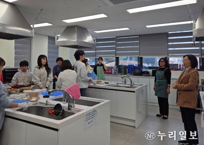 광명시 광명5동 청소년지도협의회(회장 김영란)는 지난 23일 광명5동 행정복지센터 공유부엌에서 청소년지도협의회 위원들과 관내 청소년 5명이 함께하는 ‘건강한 오란다 만들기’ 체험 행사를 개최했다.