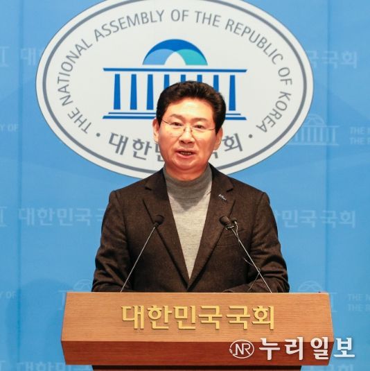 24일 국회 소통관에서 이상일 시장이 기자회견을 하고 있다