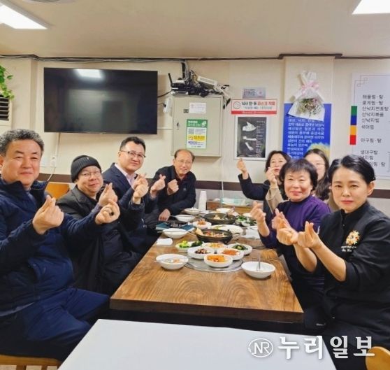 지난 24일 인생플러스센터 강당에서 '2026년 제1차 사회복지사 등의 처우개선위원회'를 진행하고 있다.