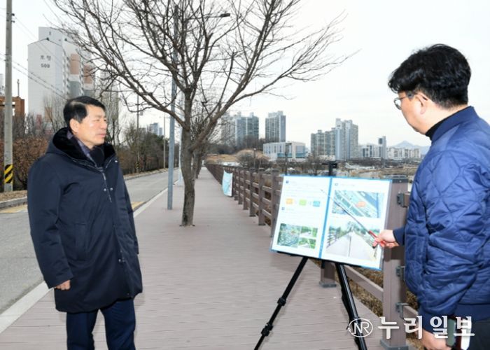 왕숙천 제방 내 관망 산책로 운영 현황에 대해 보고받는 백경현 구리시장