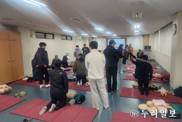 현장체험학습 보조인력 역량강화 연수 사진(심폐소생술교육)