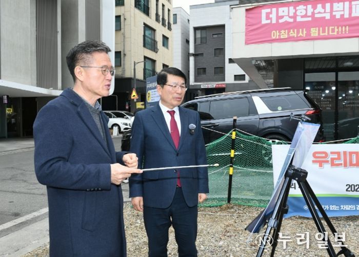 우리마을 틈새주차장 운영 현황에 대해 보고받는 백경현 구리시장