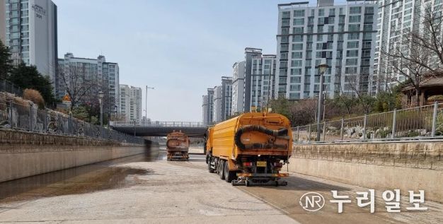 금빛수로 청소 모습