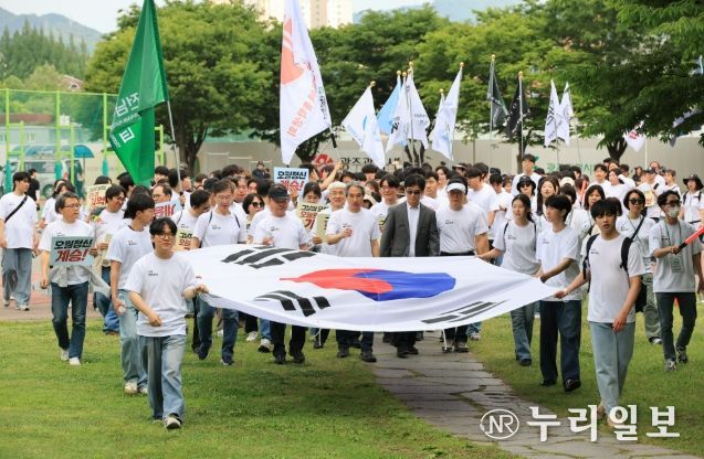 지난해 5월 전남대학교가 1980년 5·18 당시 민주평화대행진을 재연하고 있다. 전남대학교 제공