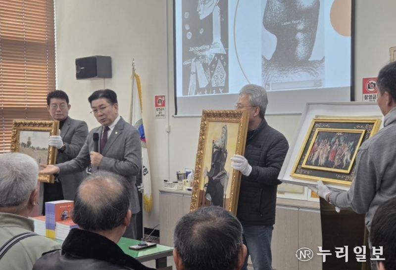 작품을 설명하고 있는 꾸바아트센터 차효준대표 (사진제공=K trendy NEWS)