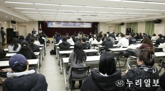 부천시는 지난달 27일 ‘제2기 체육꿈나무 장학생 장학증서 수여식’을 열었다.